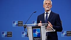 Prezydent Czech Petr Pavel przemawia podczas konferencji prasowej w siedzibie NATO w Brukseli, w środę, 21 maja 2025 r.
