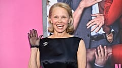 Pamela Anderson turşu satıyor - iyi bir amaç için - Resimde: Anderson Çıplak Silah için kırmızı halıda