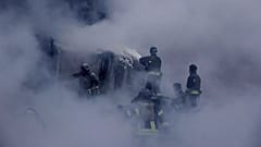 İtfaiyeciler, Dnipropetrovsk bölgesinde ülkenin enerji sistemine yönelik bir Rus füze saldırısının ardından çıkan yangını söndürüyor, 25 Aralık, 2024