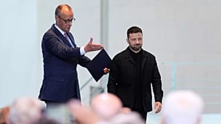 -Il cancelliere tedesco Friedrich Merz, a sinistra, e il presidente ucraino Volodymyr Zelenskyy arrivano per una conferenza stampa alla cancelleria di Berlino, Germania, 28 maggio 2025.