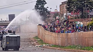 La policía keniata lanza cañonazos de agua contra unos manifestantes que conmemoran las protestas prodemocráticas de 1990 del Saba Saba (Siete en swahili) en Kangemi, Nairobi.