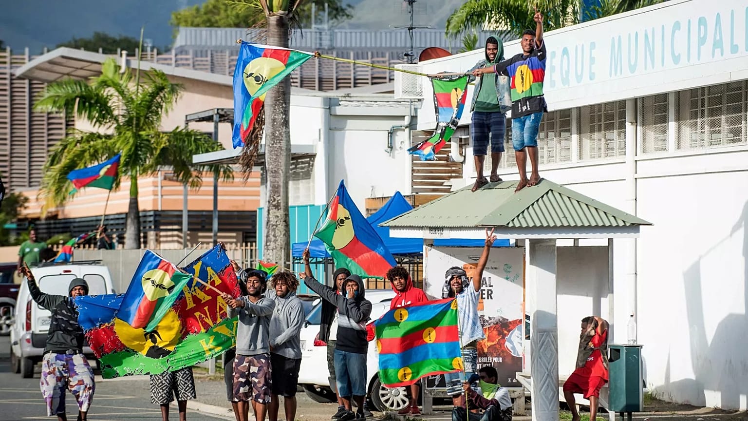 Bağımsızlık yanlıları Noumea'nın Riviere Salee bölgesindeki bir oy verme merkezinin önünde Kanak bayrağı ile gösteri yapıyor, 4 Ekim, 2020