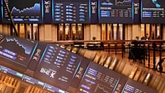 Pantallas muestran información bursátil en la Bolsa de Madrid, España, el miércoles 2 de abril de 2025. 