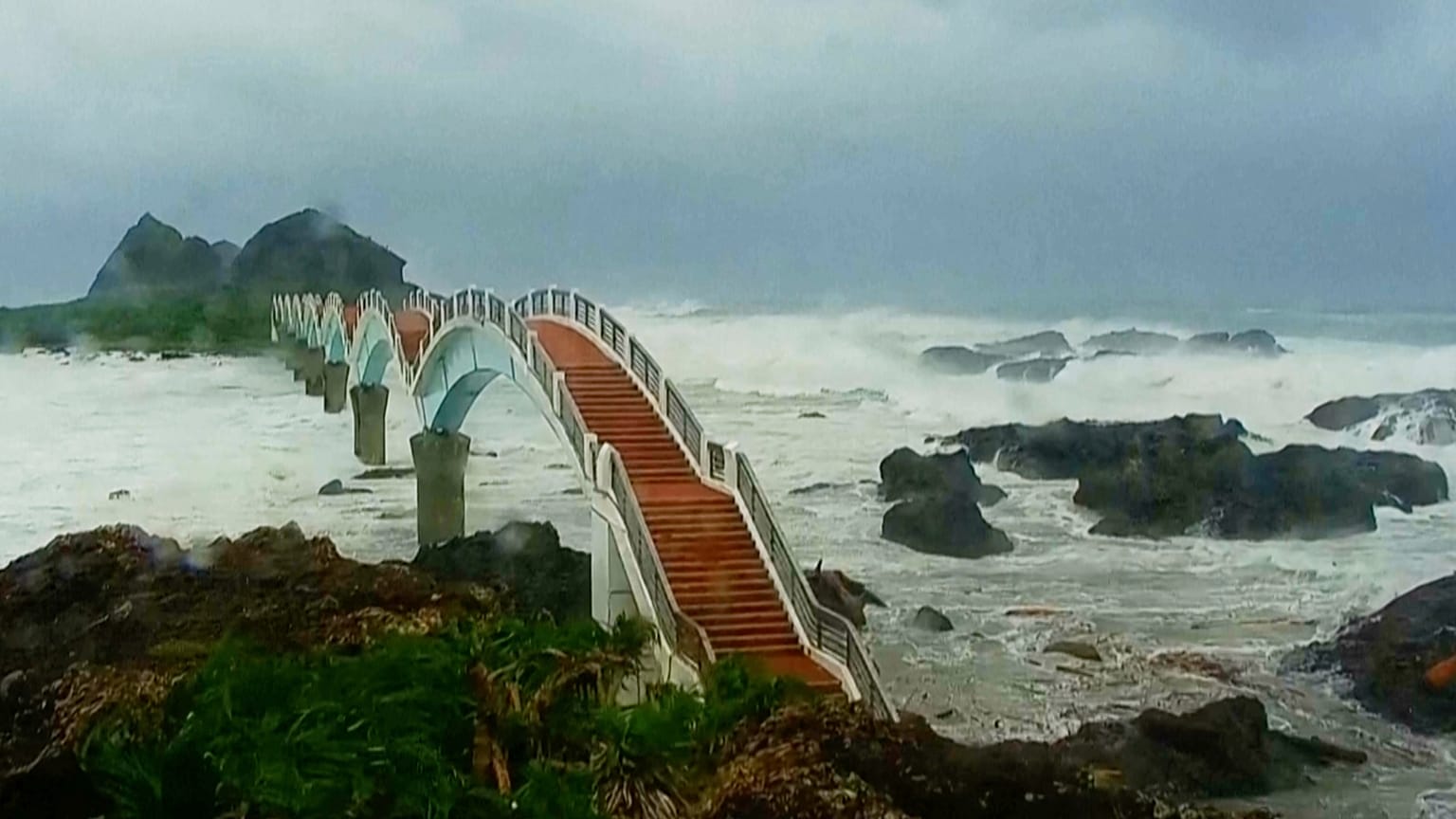 Ondas fortes e chuvas intensas atingem o ponto turístico de Sansiiantai a 13 de agosto de 2025, quando o Tufão Podul chega a Taitung, no leste de Taiwan