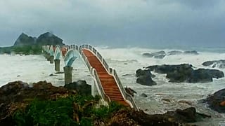 Ondas fortes e chuvas intensas atingem o ponto turístico de Sansiiantai a 13 de agosto de 2025, quando o Tufão Podul chega a Taitung, no leste de Taiwan