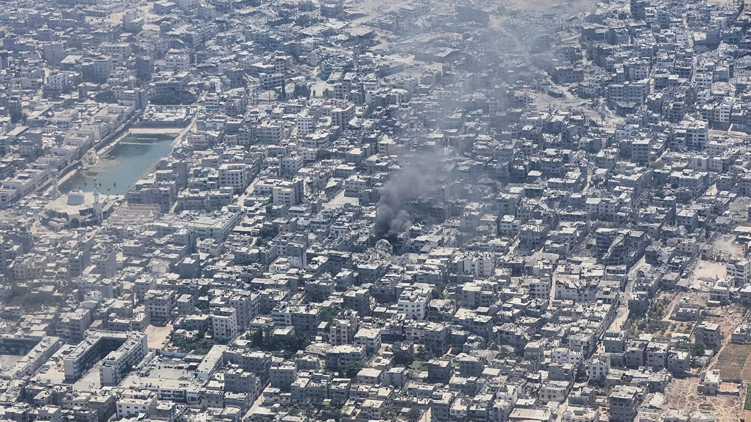 Καπνός υψώνεται από την πόλη της Γάζας όπως φαίνεται από αεροπλάνο C-130 της ιορδανικής πολεμικής αεροπορίας κατά τη διάρκεια ρίψης ανθρωπιστικής βοήθειας για τους Παλαιστίνιους, 7 Αυγούστου 2025.