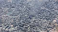 Ürdün Hava Kuvvetleri'ne ait bir C-130 uçağının Filistinlilere havadan insani yardım atışı sırasında Gazze'den yükselen dumanlar, 7 Ağustos, 2025