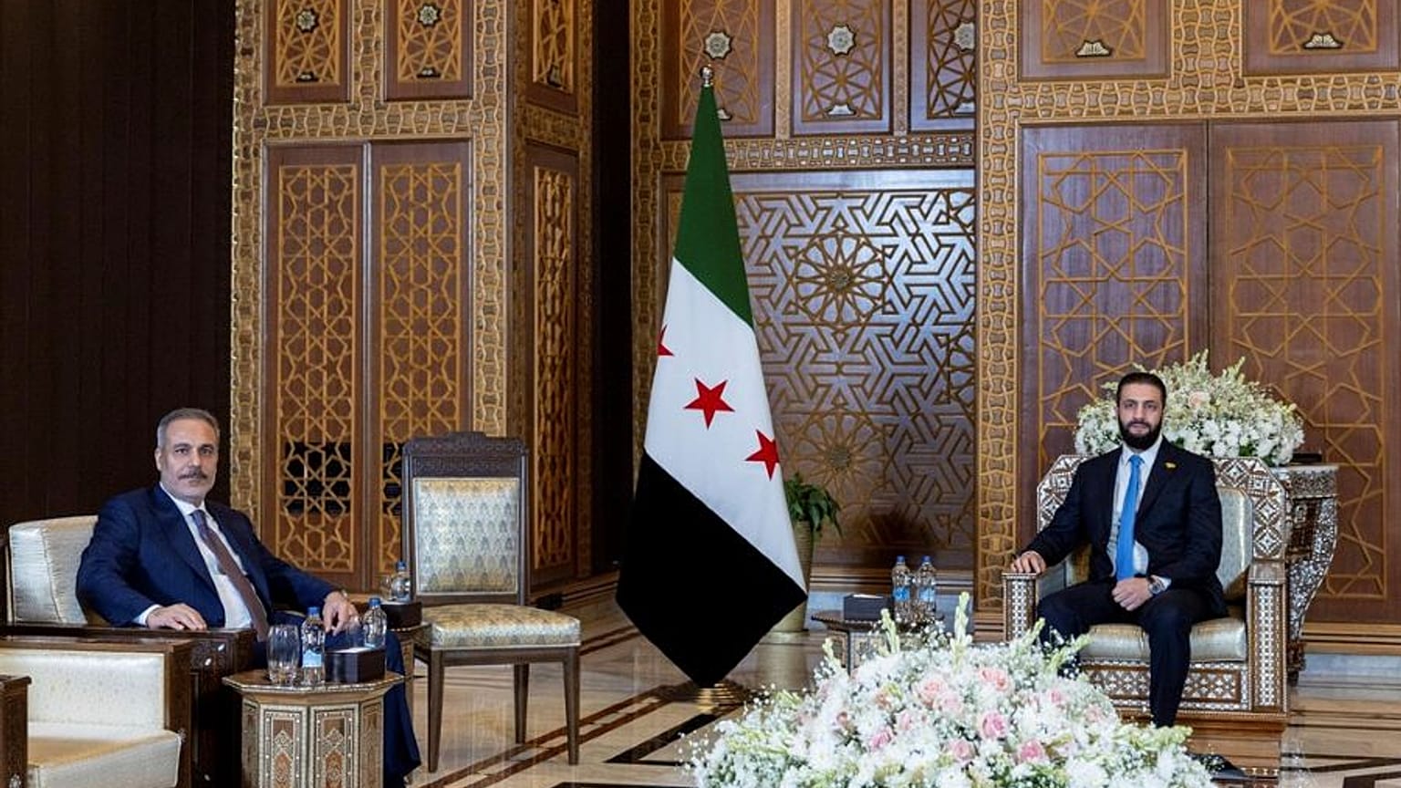 في هذه الصورة التي نشرتها وزارة الخارجية التركية، يجلس وزير الخارجية التركي حقان فيدان مع الرئيس السوري المؤقت أحمد الشرع، خلال لقائهما في دمشق، سوريا، الخميس 7 أغسطس/آب 2025.