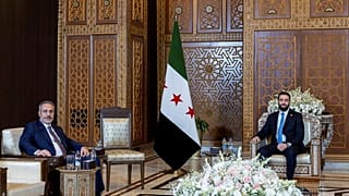 في هذه الصورة التي نشرتها وزارة الخارجية التركية، يجلس وزير الخارجية التركي حقان فيدان مع الرئيس السوري المؤقت أحمد الشرع، خلال لقائهما في دمشق، سوريا، الخميس 7 أغسطس/آب 2025.