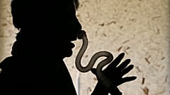 امرأة تشرح كيفية ارتدائها لجهاز التنفس الخاص بها لعلاج انقطاع النفس النومي في منزلها في لوس أنجلوس، الخميس 12 يوليو/تموز 2018