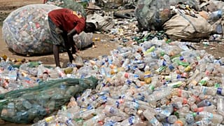 Um catador separa resíduos plásticos num aterro nos arredores de Lagos, Nigéria, na segunda-feira, 11 de agosto de 2025