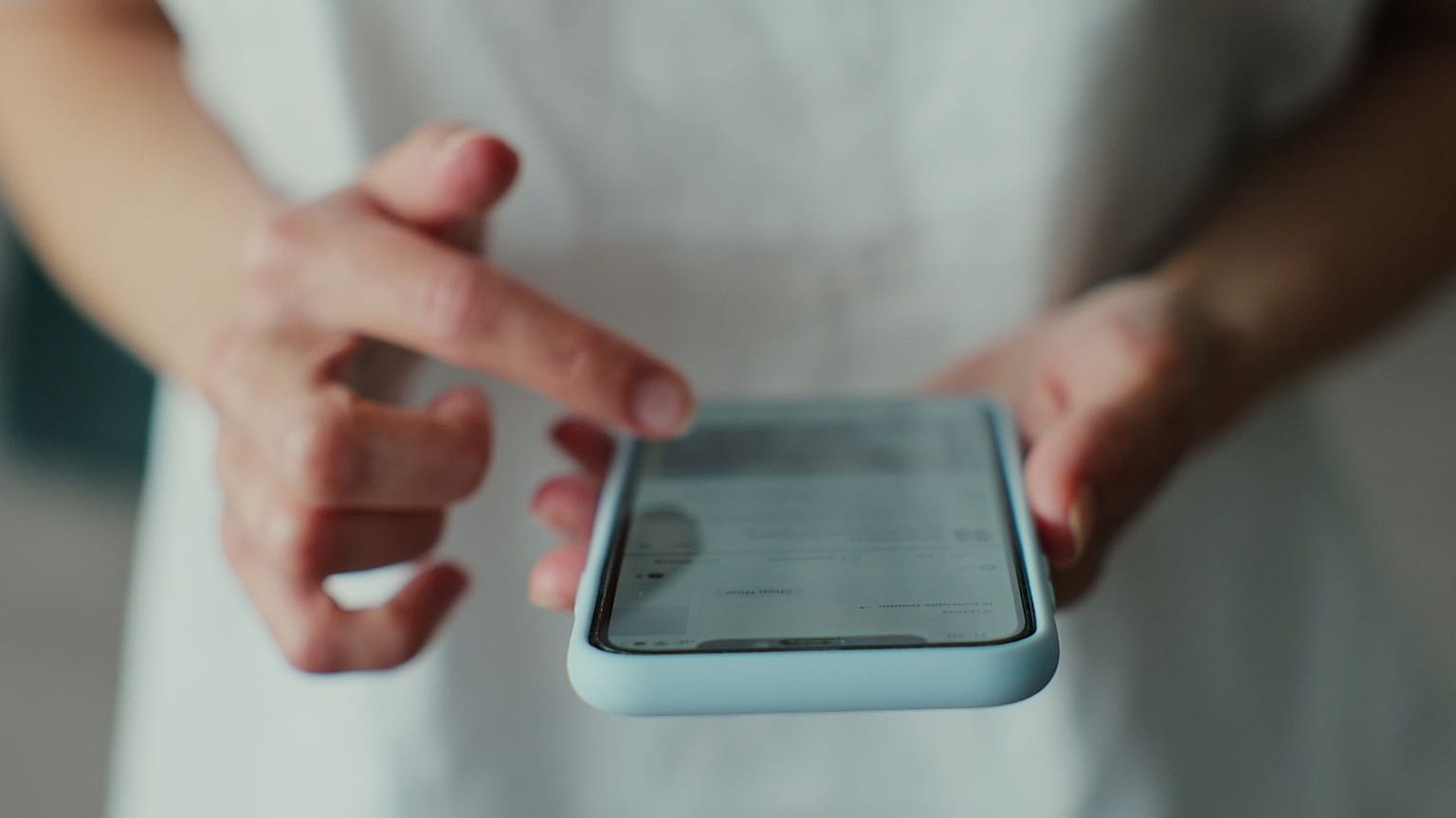 Uma pessoa utiliza um smartphone.