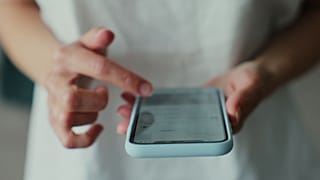 Una persona utiliza un smartphone.