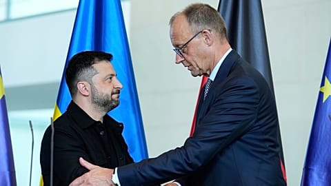 Almanya Başbakanı Friedrich Merz, sağda, ve Ukrayna Devlet Başkanı Volodymyr Zelenskiy, 13 Ağustos 2025 Çarşamba günü Almanya'nın Berlin kentinde.
