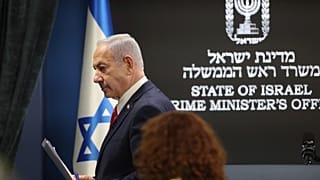 Benjamin Netanyahu, primer ministro israelí, se marcha de una rueda de prensa convocada en el gabiente gubernamental en Jersusalén, el domingo 10 de agosto de 2025.