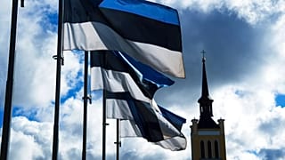 DOSSIER : Les drapeaux nationaux estoniens flottent au vent sur la place de la Liberté avec l'église Saint-Jean, à droite en arrière-plan, à Tallinn, Estonie, jeudi 1er septembre 2022.