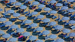 Este ano, os italianos estão a deixar de lado as suas queridas praias, com uma queda de 25% no número de visitantes em junho e julho em algumas costas. 