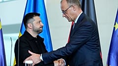 El presidente ucraniano, Volodímir Zelenski, y el canciller alemán, Friedrich Merz, llegan a una reunión virtual con Donald Trump en Berlín, Alemania, el 13 de agosto de 2025.