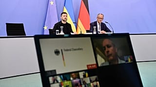 Le président ukrainien Volodymyr Zelenskyy, à gauche, et la chancelière allemande Friedrich Merz assistent à une réunion vidéo des dirigeants européens avec le président américain Donald Trump.