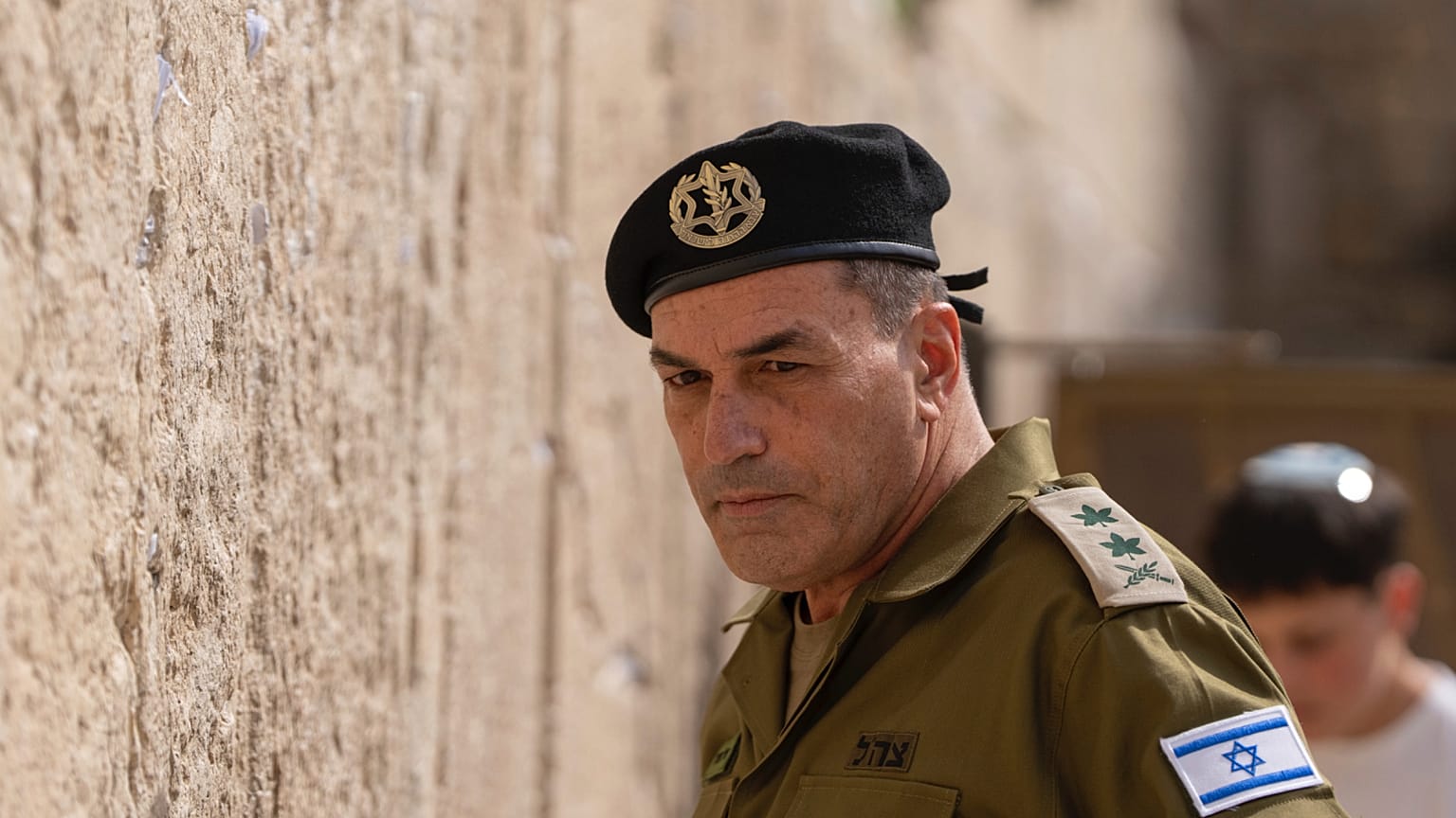 رئيس الأركان الإسرائيلي إيال زامير، يضع أوراقا في الحائط الغربي، أقدس موقع يمكن لليهود الصلاة فيه، في البلدة القديمة بالقدس، الأربعاء 5 مارس/ آذار 2025.