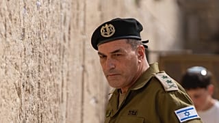 رئيس الأركان الإسرائيلي إيال زامير، يضع أوراقا في الحائط الغربي، أقدس موقع يمكن لليهود الصلاة فيه، في البلدة القديمة بالقدس، الأربعاء 5 مارس/ آذار 2025.