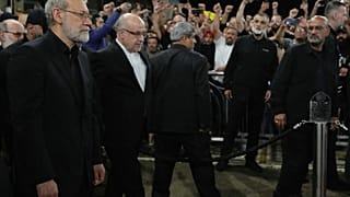 أمين المجلس الأعلى للأمن القومي الإيراني علي لاريجاني يصل إلى ضريح الأمين العام السابق لحزب الله حسن نصر الله في بيروت، لبنان، الأربعاء 13 أغسطس/ آب 2025.