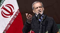 ARQUIVO - Nesta foto divulgada pelo Gabinete da Presidência iraniana, o Presidente Masoud Pezeshkian fala durante um comício em 10 de fevereiro de 2025, em Teerão, Irão. (Gabinete da Presidência iraniana vi