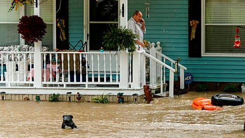 DOSSIER - Un homme observe la montée des eaux d'une maison sur Dallas Hollow Road après de fortes pluies, mercredi 26 septembre 2018, à Soddy-Daisy, Tennessee. 