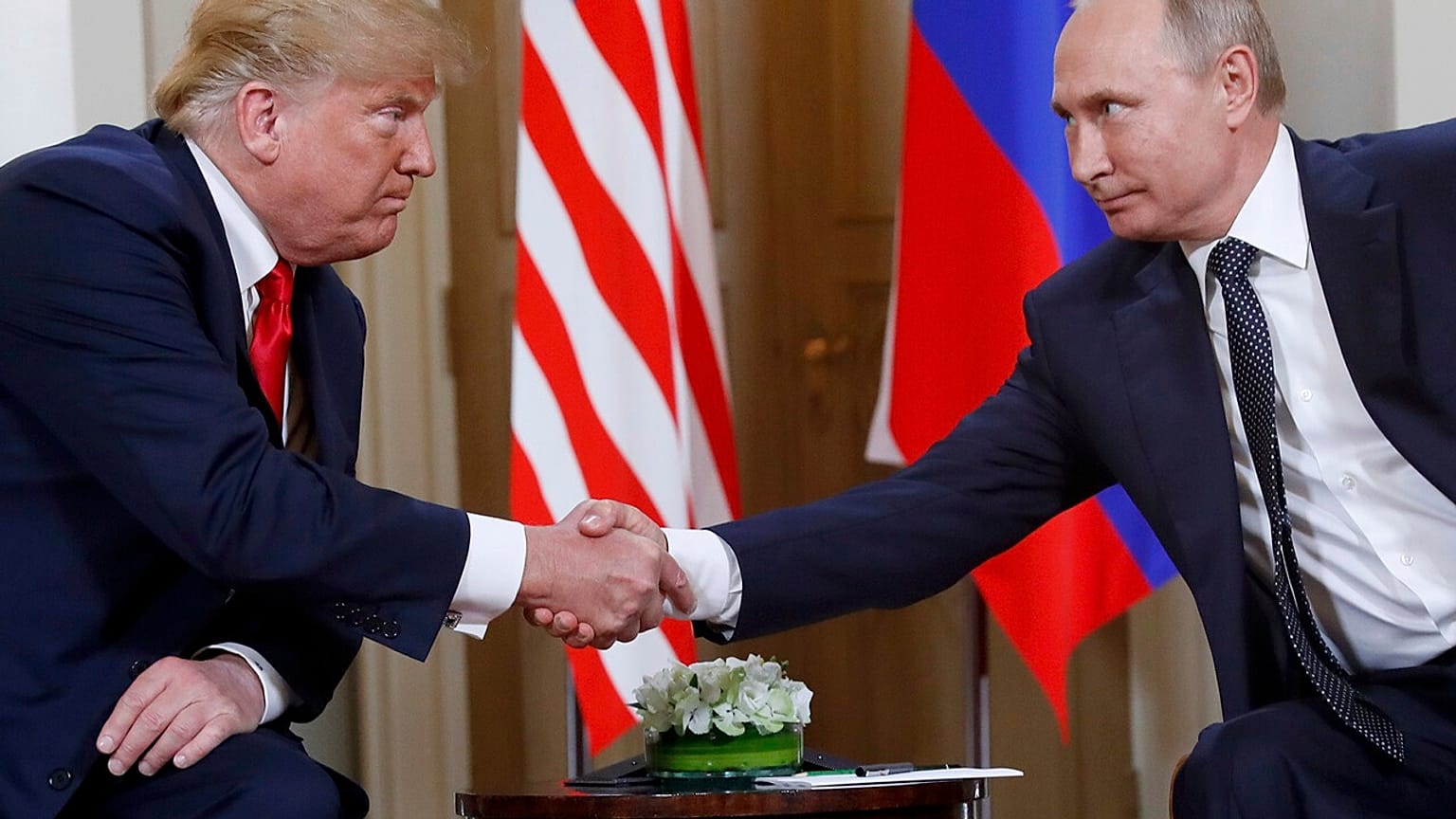 El presidente Donald Trump (izquierda) y el presidente ruso Vladímir Putin se dan la mano al comienzo de una reunión en el Palacio Presidencial de Helsinki, Finlandia, 16 de julio de 2018.