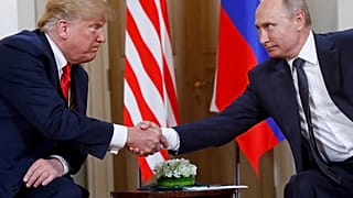 Le président Donald Trump, à gauche, et le président russe Vladimir Poutine se serrent la main au début d'une réunion au palais présidentiel d'Helsinki, en Finlande, le 16 juillet 2018.