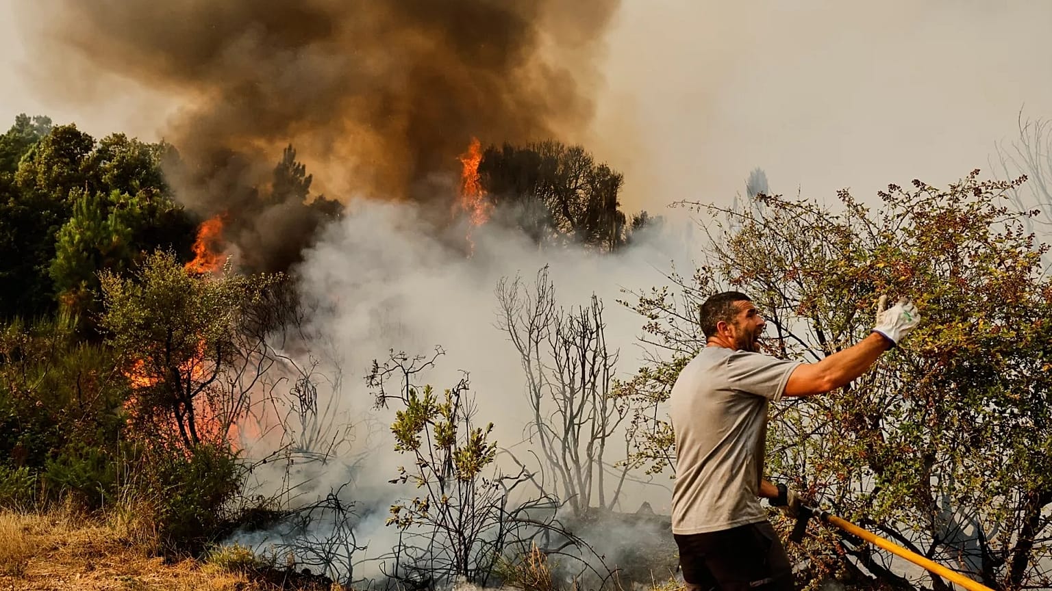 Un homme tente d'éteindre un feu de forêt à Larouco, dans le nord-ouest de l'Espagne, mercredi 13 août 2025. 