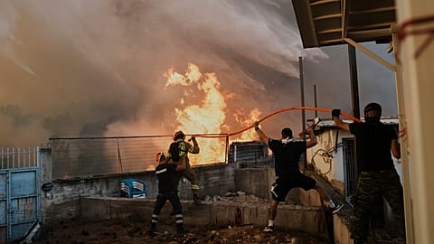 Tűzoltás Görögországban.