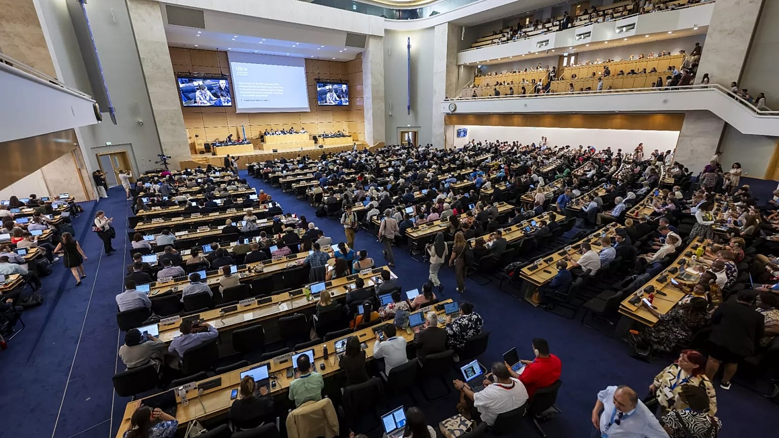 Une séance plénière a lieu pendant la deuxième partie de la cinquième session du comité intergouvernemental de négociation sur la pollution plastique à Genève, en Suisse