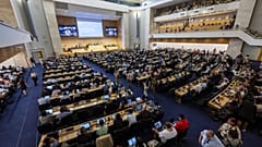 Une séance plénière a lieu pendant la deuxième partie de la cinquième session du comité intergouvernemental de négociation sur la pollution plastique à Genève, en Suisse