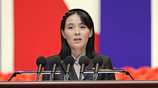 كيم يو جونغ، شقيقة الزعيم الكوري الشمالي كيم جونغ أون، تلقي كلمة خلال اجتماع وطني لمكافحة فيروس كورونا، في بيونغ يانغ، كوريا الشمالية، في 10 أغسطس 2022. 