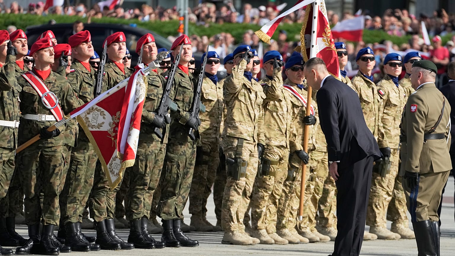 Le nouveau président polonais Karol Nawrocki prend officiellement le commandement des forces armées à Varsovie, en Pologne, le mercredi 6 août 2025