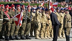 Egy korábbi katonai parádéVarsóban. Aki meghajol, a korábbi lengyel államfő, Andrzej Duda