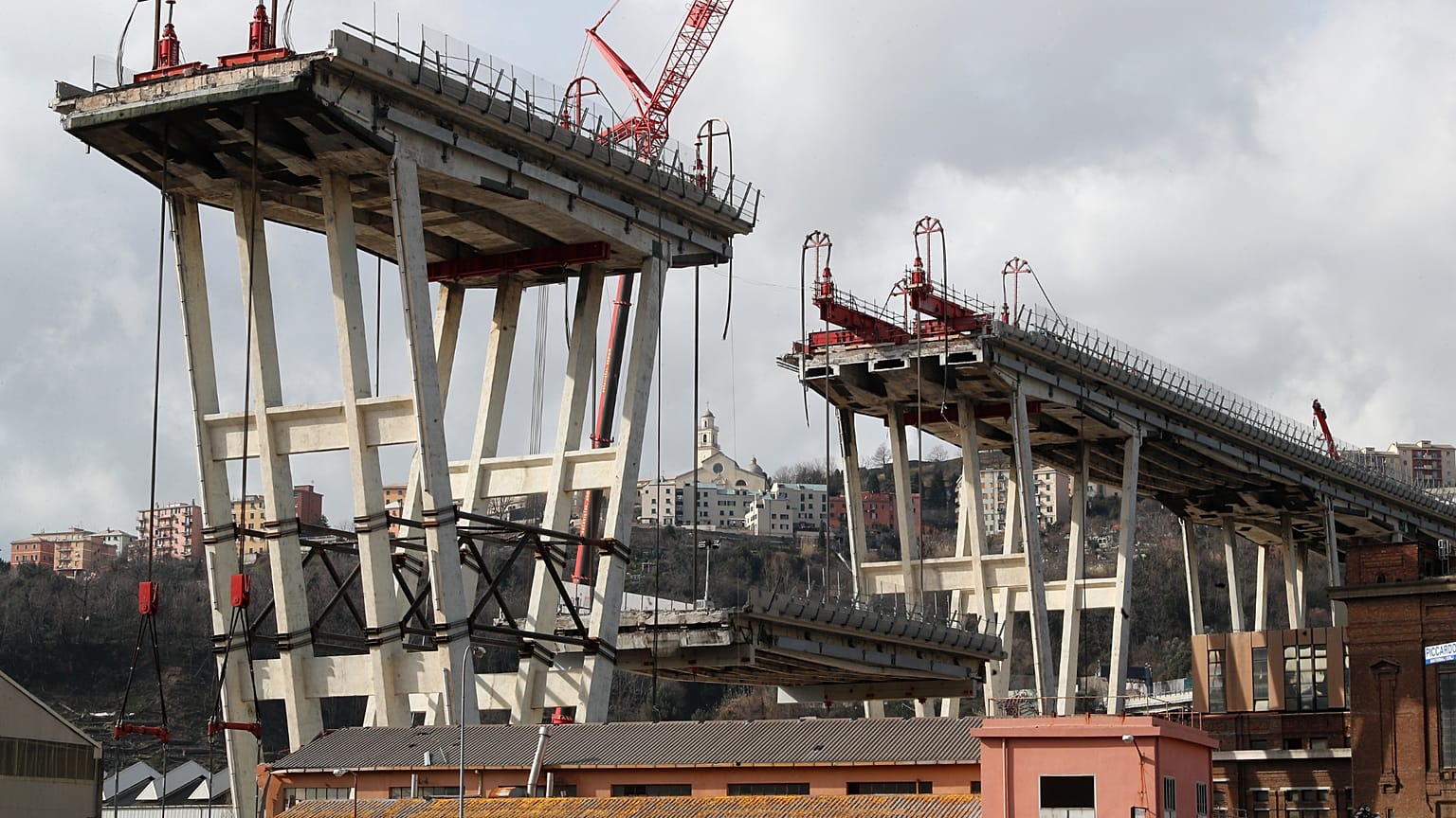 Demolizione del Ponte Morandi a Genova
