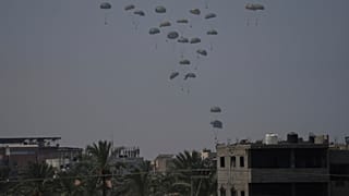 Ajuda humanitária é lançada por via aérea para os palestinianos sobre Khan Younis, na Faixa de Gaza, sexta-feira, 1 de agosto de 2025.