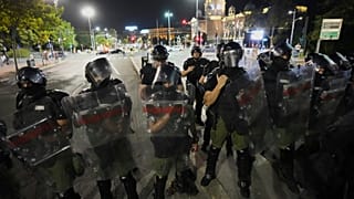 Oficiales de la gendarmería serbia custodian durante una protesta antigubernamental en Belgrado, Serbia, el miércoles 13 de agosto de 2025