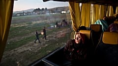 DATEI: Eine afghanische Flüchtlingsfrau schläft in einem Bus an der griechisch-mazedonischen Grenze, in Idomeni, 5. Dezember 2015