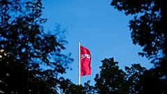 Флаг Социал-демократической партии (СДПГ) развевается на ветру на крыше штаб-квартиры партии в Берлине в воскресенье, 1 сентября 2024 года.