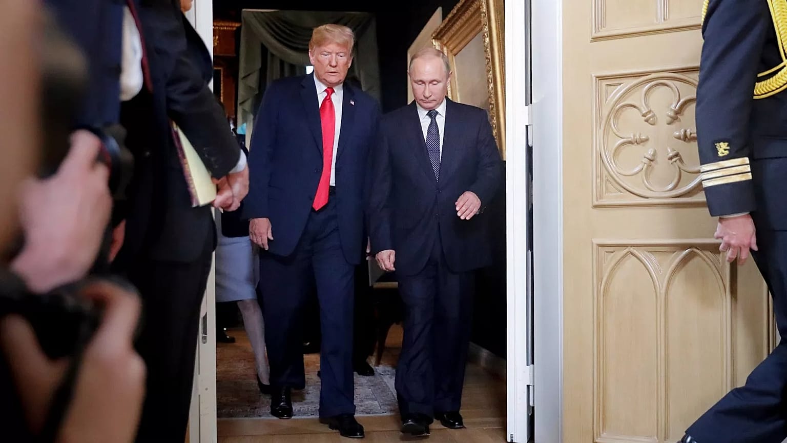 Präsident Donald Trump, links, und der russische Präsident Wladimir Putin, rechts, treffen zu einem persönlichen Gespräch im Präsidentenpalast in Helsinki, Finnland, ein, 16. Juli 2018
