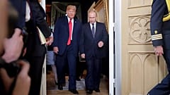 Donald Trump amerikai elnök (balra) és Vlagyimir Putyin orosz elnök (jobbra) megérkezik a helsinki elnöki palotába egy négyszemközti találkozóra 2018. július 16-án.