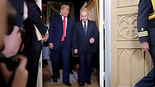 Le président Donald Trump, à gauche, et le président russe Vladimir Poutine, à droite, arrivent pour une réunion en tête-à-tête au palais présidentiel d'Helsinki, en Finlande, le 16 juillet 2018.