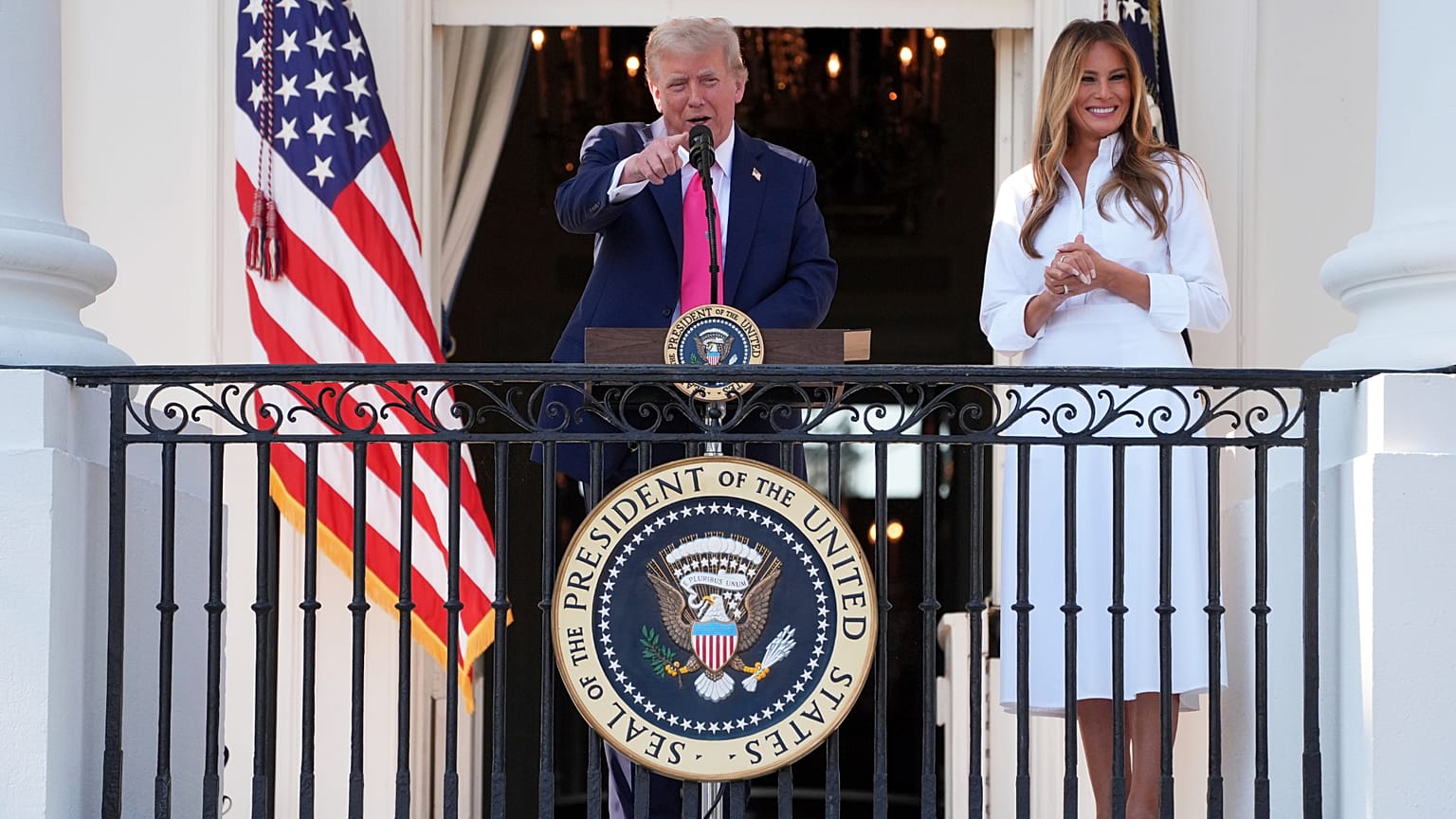 El presidente Donald Trump habla mientras la primera dama Melania Trump escucha en un picnic para familias de militares en la Casa Blanca el 4 de julio de 2025.
