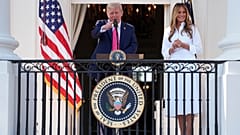 Donald Trump elnök beszél, miközben Melania Trump first lady hallgatja a katonai családok piknikjén a Fehér Házban 2025. július 4-én.