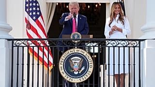 Başkan Donald Trump, 4 Temmuz 2025 tarihinde Beyaz Saray'da asker aileleri için düzenlenen piknikte first lady Melania Trump dinlerken konuşuyor.
