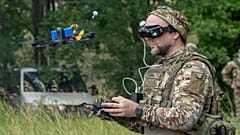 Un militaire ukrainien de la 57e brigade motorisée contrôle un drone FPV sur la ligne de front dans la région de Kharkiv, en Ukraine, le mardi 12 août 2025.