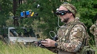 Un militaire ukrainien de la 57e brigade motorisée contrôle un drone FPV sur la ligne de front dans la région de Kharkiv, en Ukraine, le mardi 12 août 2025.